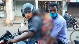 VIDEO CUTREMURĂTOR // Doi frați au transportat cadavrul mamei lor pe o motocicletă